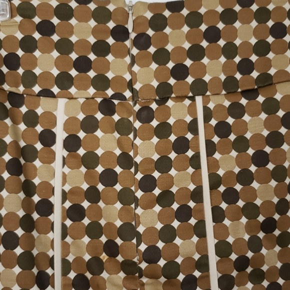 Scalloped bottom mini skirt - Picture 2 of 6